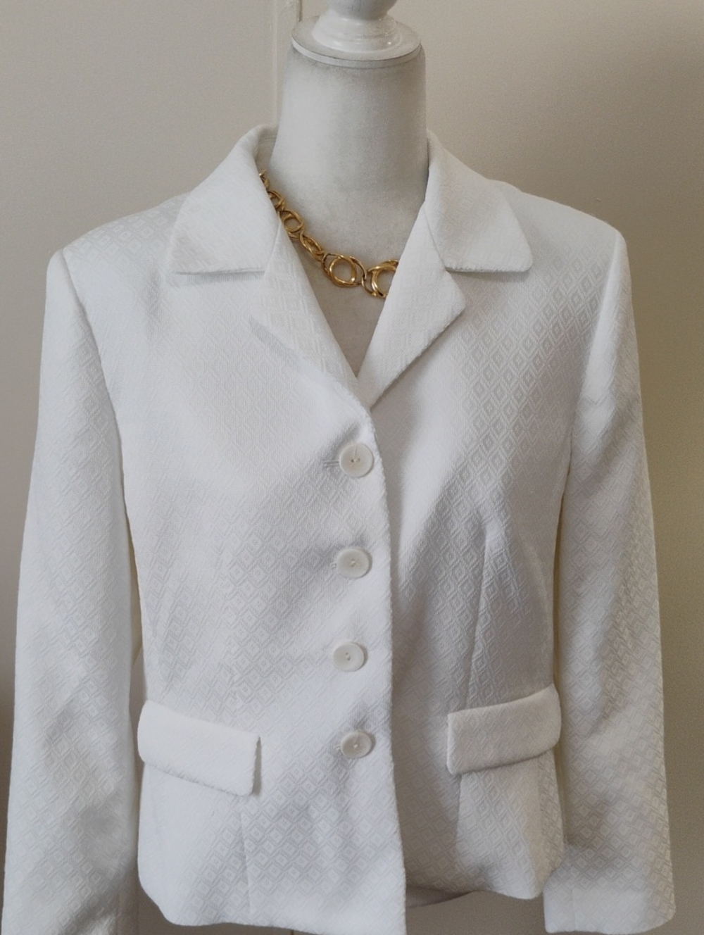 Gorgeous Suit Studio White Textured Women's Blazer